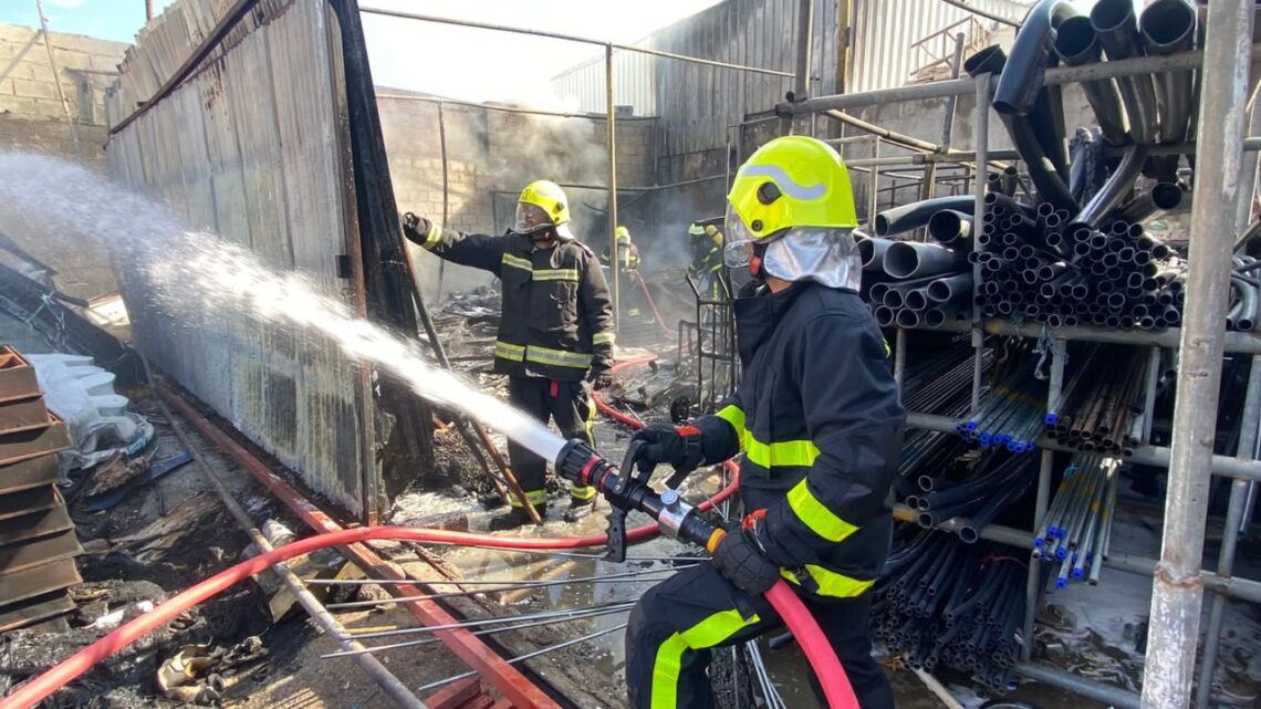 نشوب حريق في مستودع لمواد البناء بالسيب.. و”الدفاع المدني” تتدخل
