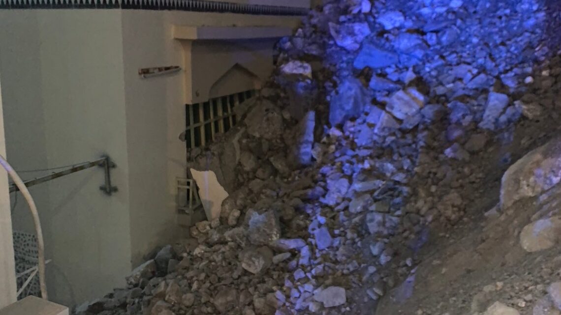 إصابة طفلين في انهيار صخري بمطرح