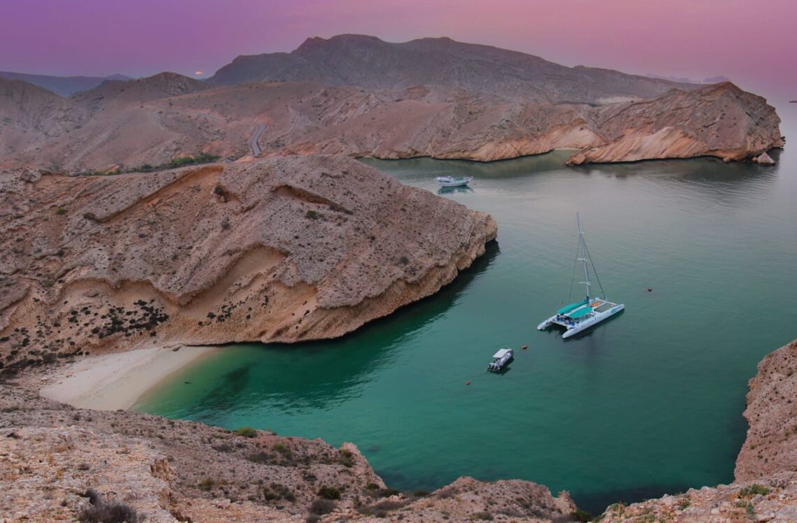 سلطنة عُمان.. وجهة سياحية جاذبة ومزارات طبيعية وتاريخية فريدة