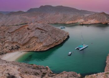 سلطنة عُمان.. وجهة سياحية جاذبة ومزارات طبيعية وتاريخية فريدة