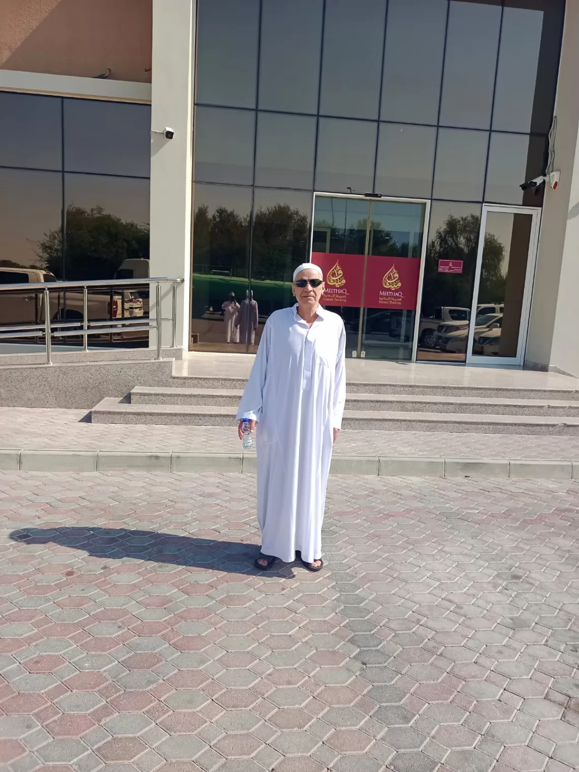 بناء على دعوة طلابه.. معلّم مصري يزور سلطنة عمان بعد 34 عاما من مغادرتها