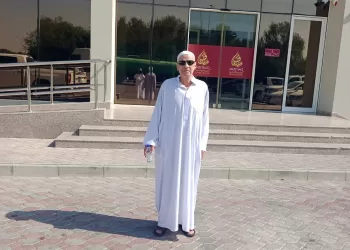 بناء على دعوة طلابه.. معلّم مصري يزور سلطنة عمان بعد 34 عاما من مغادرتها