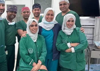 فريق طبي يجري أول عملية جراحيّة من نوعها لطفلة بمستشفى جامعة السُّلطان قابوس