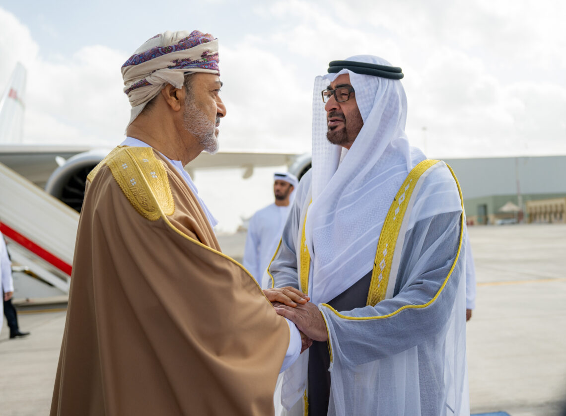 جلالة السلطان يصل أبوظبي.. وسمو الشيخ محمد بن زايد في مقدمة المستقبلين