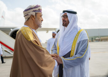 جلالة السلطان يصل أبوظبي.. وسمو الشيخ محمد بن زايد في مقدمة المستقبلين