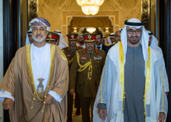 جلالة السلطان يصل أبوظبي.. وسمو الشيخ محمد بن زايد في مقدمة المستقبلين