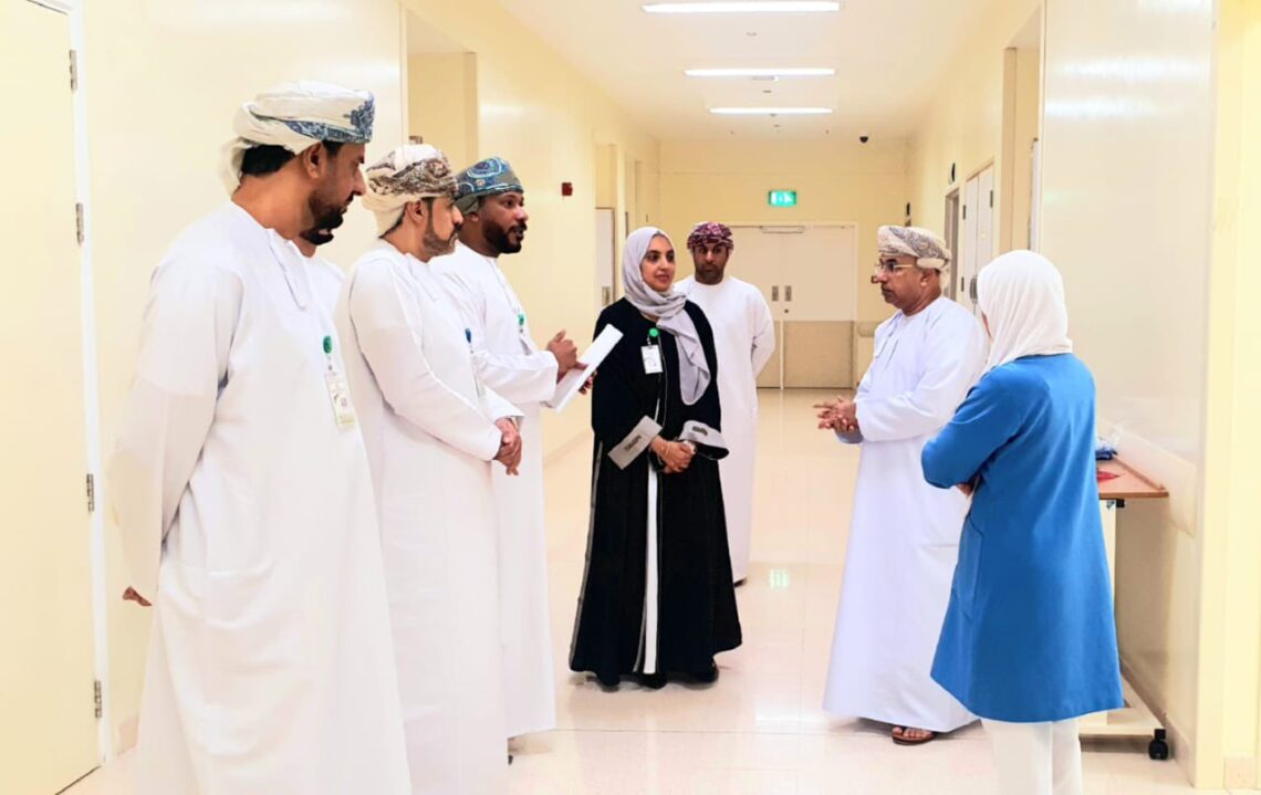 وزير الصحة يطلع على الخدمات المقدمة للمرضى والمراجعين بمستشفى المسرة