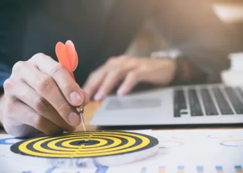 مواطنون ومقيمون يرسمون خريطة الآمال والطموحات في 2023.. ماذا قالوا؟
