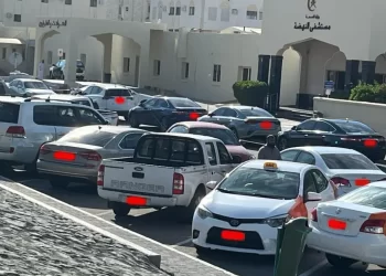 مواطنون يشتكون من “أزمة مواقف السيارات” أمام مستشفى النهضة: “استنزاف للوقت والصحة”