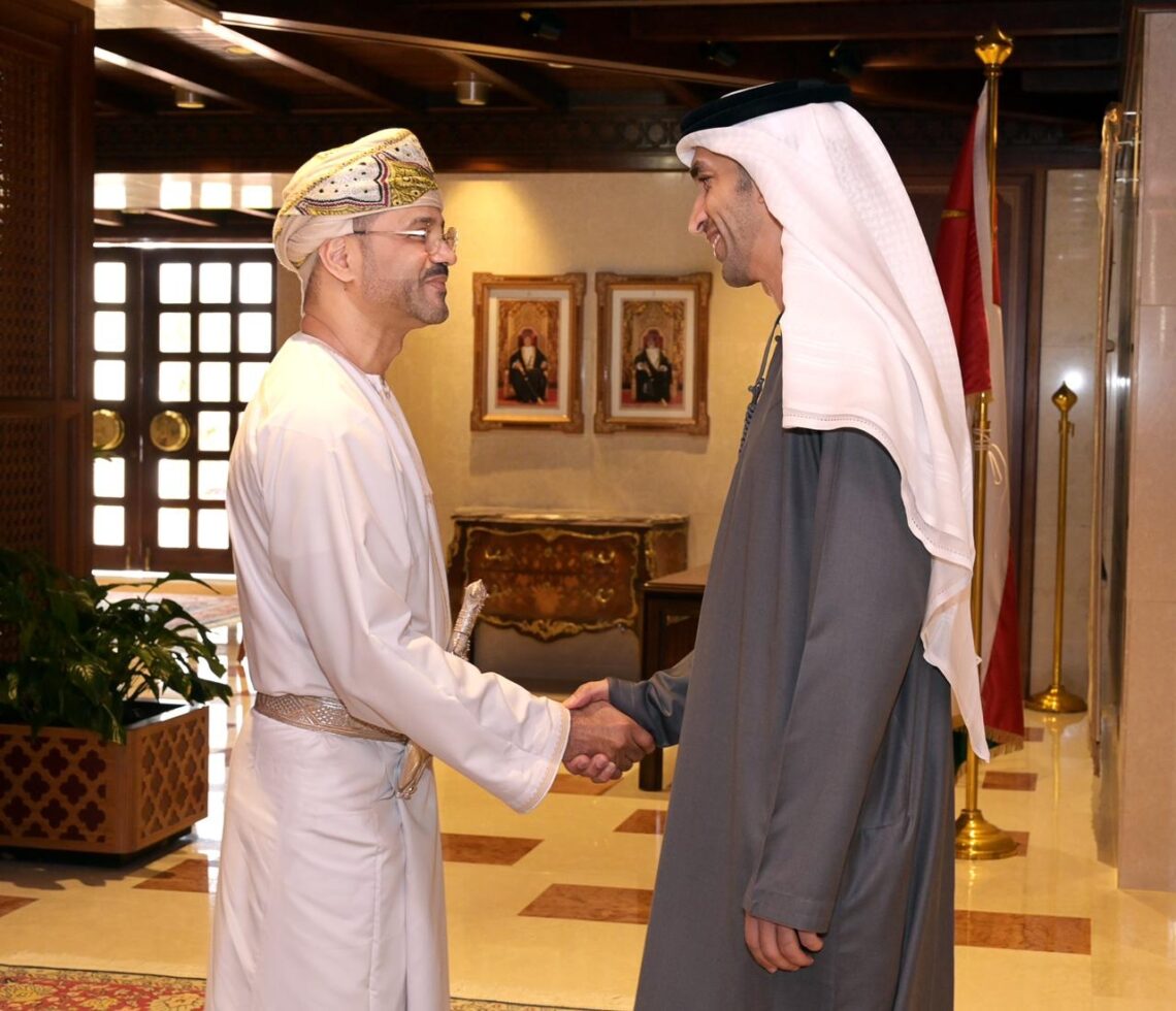 السيد بدر البوسعيدي يبحث التعاون المشترك مع وزير الخارجية الإماراتي