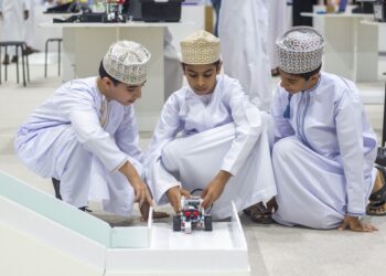 طلبة عمانيون يحققون مراكز متقدمة في منافسات عالمية