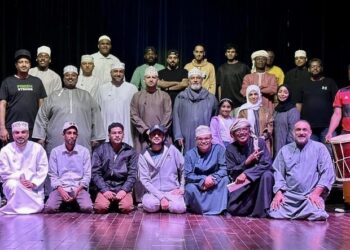 فرقة صلالة الأهلية للفنون المسرحية تشارك في “مهرجان الشارقة للمسرح الخليجي”
