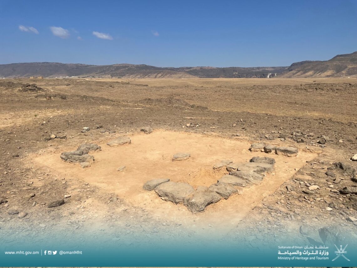 انتهاء أعمال المسح والتنقيب في موقعين أثريين بظفار