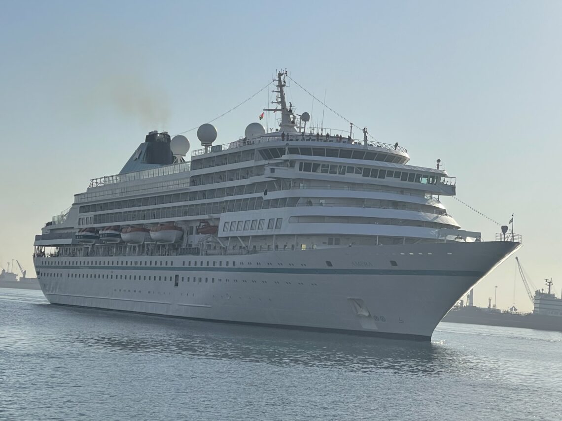 ميناء صلالة يستقبل 1082 راكبا على متن سفينة سياحية