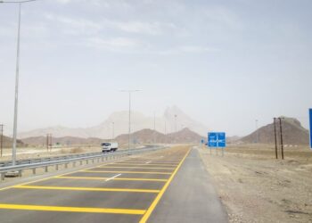 إصدار أمر مباشرة تنفيذ مشاريع صيانة طرق في 3 محافظات