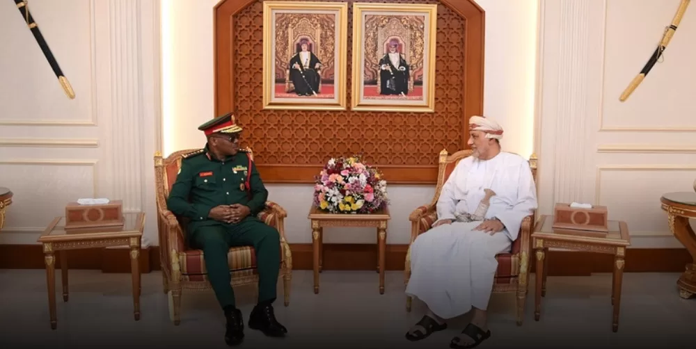 السيد شهاب بن طارق يستقبل مسؤولا عسكريا تنزانيا