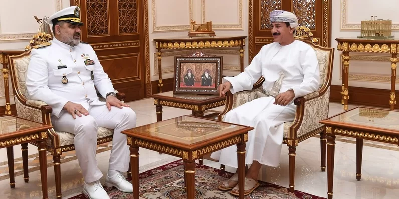 وزير المكتب السلطاني يستقبل مسؤولا عسكريا إيرانيا