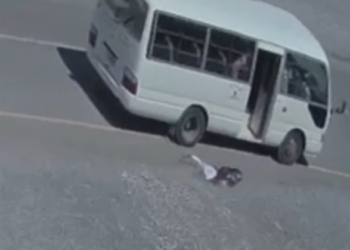 “تعليمية الداخلية” تصدر بيانا حول حادثة سقوط طالبة من حافلة المدرسة