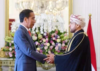 سفير سلطنة عُمان لدى اندونيسيا يقدم أوراق اعتماده