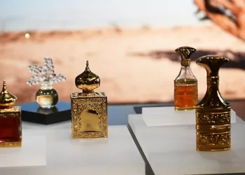كان يهديها السلطان قابوس.. المتحف الوطني يعرض مجموعة قنينات عطرية قديمة