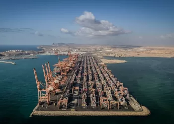 ميناء صلالة يدخل مرحلة جديدة لخدمة سفن الحاويات الضخمة