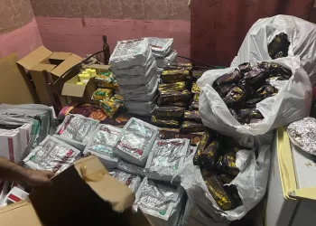 ضبط تبغ مخالف ومبالغ مالية بالعامرات