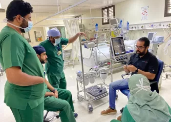 مستشفى جامعة السلطان قابوس يستلم أجهزة طبية بأكثر من 320 ألف ريال
