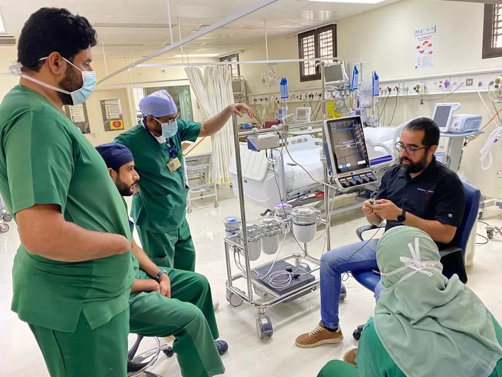 مستشفى جامعة السلطان قابوس يستلم أجهزة طبية بأكثر من 320 ألف ريال