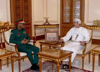 وزير المكتب السلطاني يستقبل رئيس قوة الدفاع الشعبية التنزانية