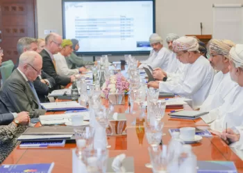 بحث التعاون في قطاعي الاقتصاد والطاقة المتجددة خلال اجتماع “المجموعة الاستشارية العمانية البريطانية”