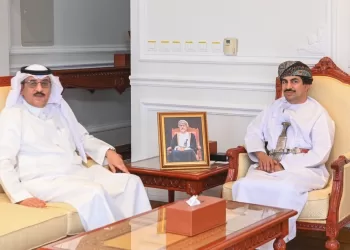 وزير الإعلام يناقش عقد دورات متخصصة مع مدير “إذاعة وتلفزيون الخليج”