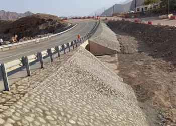 “النقل” تفتتح طريق وادي الحواسنة
