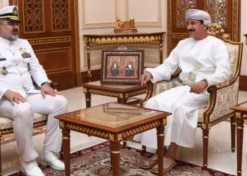 وزير المكتب السلطاني يستقبل مسؤولا عسكريا إيرانيا