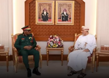 السيد شهاب بن طارق يستقبل مسؤولا عسكريا تنزانيا