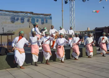 بالصور.. محافظ جنوب الشرقية يفتتح مهرجان التراث البحري العُماني في صور