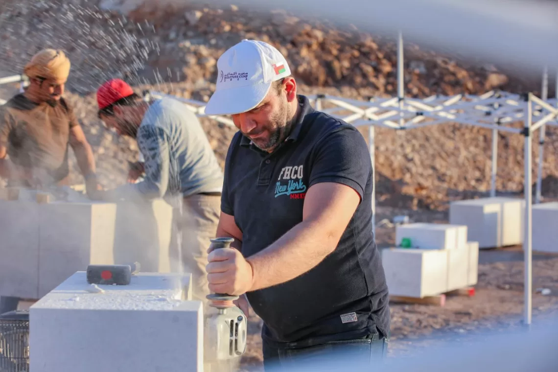 بمشاركة من 11 دولة.. انطلاق فعاليات “مخيم النحاتين الدولي” في صحار