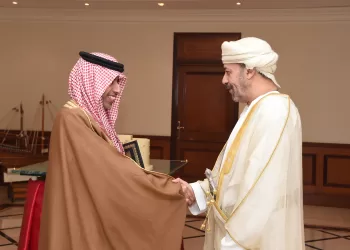 السيد حمود البوسعيدي يستعرض التعاون الأمني المشترك مع “أمين مجلس وزراء الداخلية العرب”