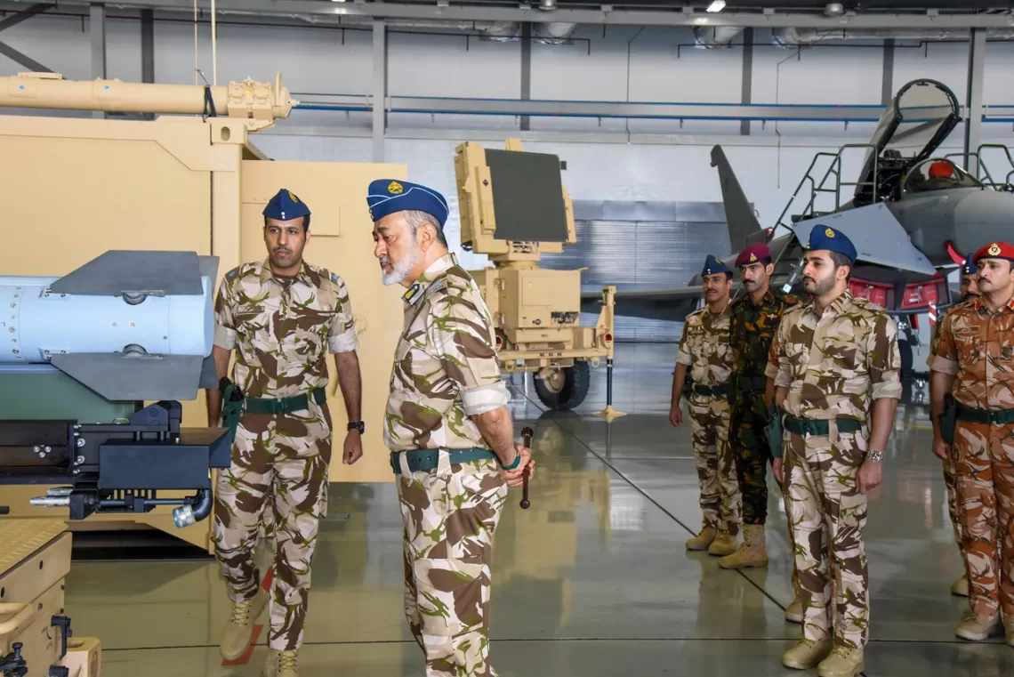 بالصور: جلالة السلطان يتفضّل بزيارةٍ ساميةٍ كريمةٍ لقاعدةِ أدم الجويّة