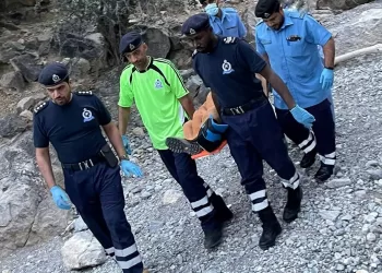 سقوط امرأة من أعلى الجبل في نخل