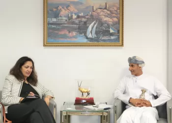 مسؤولة أمريكية تطلع على جهود اللجنة العمانية لحقوق الإنسان