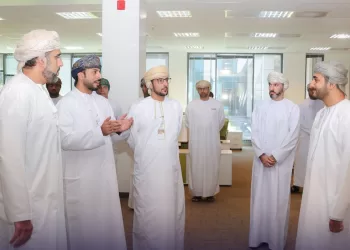 سمو السيد ذي يزن يزور صالة “استثمر في عمان”