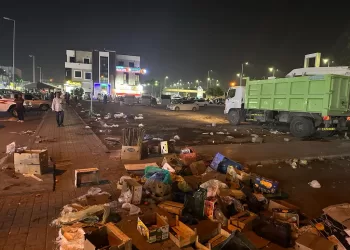 بالصور.. بلدية مسقط تصادر المحاصيل والسلع في مواقع البيع العشوائي