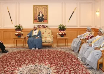 نيابة عن جلالة السلطان.. السيد أسعد بن طارق يودّع السفيرة الأمريكية