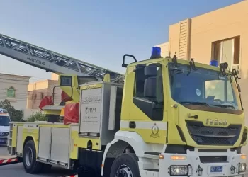 سقوط شخص من أعلى سطح على مظلة منزل بالسيب.. و “الدفاع المدني” تتدخل
