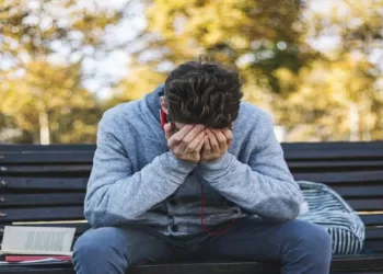 هكذا يدمر الحزن حياة الإنسان.. احذر من خطر الإصابة بأمراض القلب والسرطان