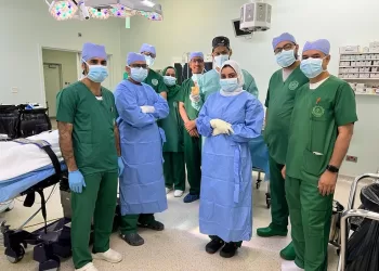 إنجاز طبي.. إجراء عملية جراحية تعد الأولى من نوعها بمستشفى جامعة السلطان قابوس