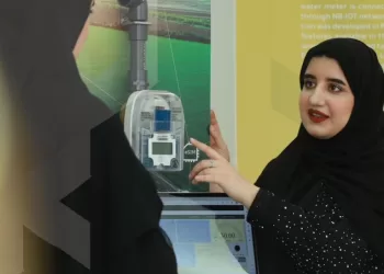 طالبتان عمانيتان تطوران جهاز قياس ذكيا للمياه