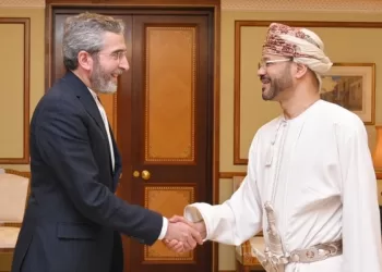 وزير الخارجية يستقبل مسؤولًا إيرانيًّا