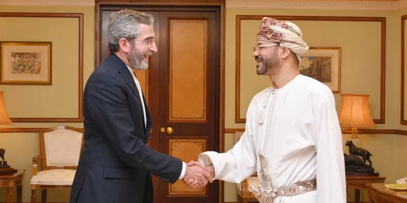 وزير الخارجية يستقبل مسؤولًا إيرانيًّا