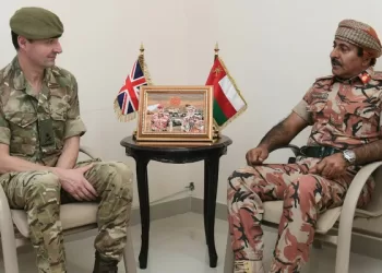 قائد الجيش السُّلطاني العُماني يستقبل مسؤولًا عسكريًّا بريطانيًّا
